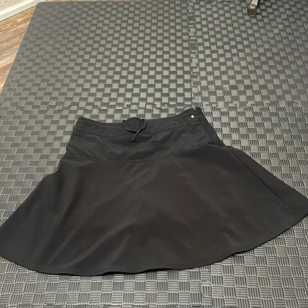 Black Izod sz 4 skort. flares out , light weight  and has built in shorts